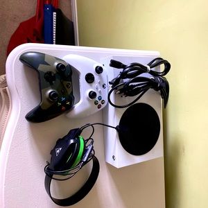 Xbox seris s with controllers